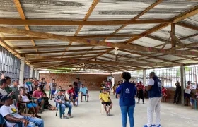 Trabajadores de la Defensoría del Pueblo con habitantes del Chocó.