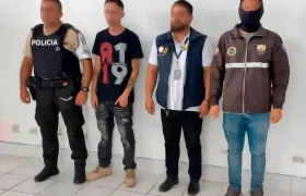 El capturado colombiano junto con los uniformados ecuatorianos.