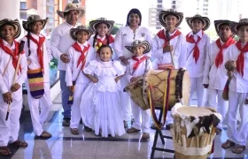 Escuela 'Herederos Ancestrales', alcaldesa de San Jacinto, Merly Viana Pérez y el  director de la Corporación Folclórica y Artesanal, Armando Tapia. 