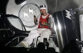 J Balvin canta durante la presentación de su nuevo disco 'Rayo'.