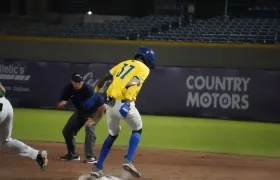 Un corredor de Colombia alcanza la primera base durante el juego contra México. 