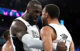 LeBron James y Stephen Curry celebran tras la clasificación de Estados Unidos a la final. 