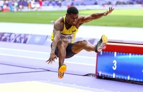 Arnovis Dalmero durante su actuación en el salto de longitud en París 2024.