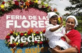 Carolina Atehortúa, la silletera ganadora del Desfile de Silleteros 2023, junto a su hija. 