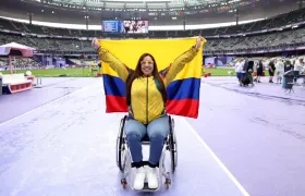 Erica Castaño con la bandera colombiana tras ganar la medalla de oro.