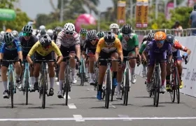 La llegada masiva a la meta en donde se impuso Paula Andrea Carrasco.