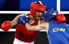 La argelina Imane Khelif durante su combate contra la china Liu Yang. 