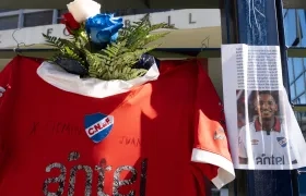 Una camiseta de Nacional al lado de la fotografía de Juan Izquierdo.