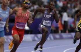 Noah Lyles en acción durante la serie eliminatoria de los 200 metros planos.