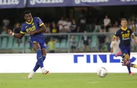 El colombiano Daniel Mosquera marca el 2-0 del Hellas Verona ante Nápoles.