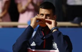 El serbio Novak Djokovic besa su medalla de oro. 