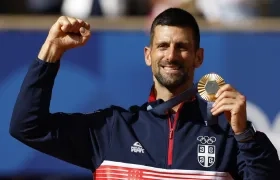 Novak Djokovic celebra tras conquistar la medalla de oro en París 2024. 