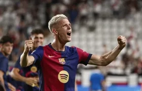 Dani Olmo festeja el gol con el cual le dio la victoria al Barcelona.