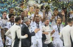 Kylian Mbappé levanta su primer trofeo como jugador del Real Madrid.