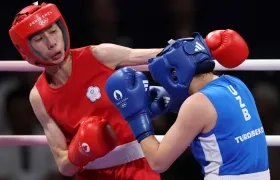 Yu Ting Lin (rojo) durante su combate contra la uzbeca Sitora Turdibekova. 