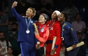 Kennedy Blades (plata), Yuka Kagami (oro) y las de bronce Milaimy Marín y Tatiana Rentería celebran con una selfie. 