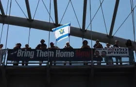 Manifestantes apoyando a familias de rehenes israelíes retenidos por Hamás en Gaza.