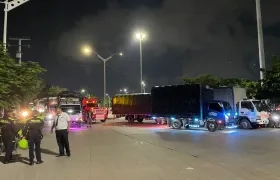 Los camioneros bloquearon en la noche de este miércoles en el bulevar de Simón Bolívar. 