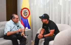 Carlos Diago, interventor de Air-e, con el alcalde de Barranquilla, Alejandro Char. 