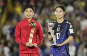 Choe Il Son (izquierda) con el trofeo de mejor jugadora.