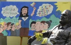 Estatua de Alfredo Correa De Andréis en Barranquilla.