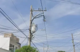 El daño en el servicio de energía a las tres viviendas se origina desde este poste. 