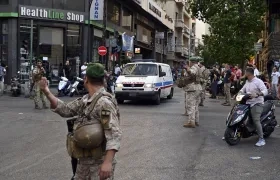 Ambulancia llega al Centro Médico de la Universidad Americana de Beirut (AUBMC) después de la explosión simultánea.