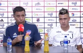 César Farías en la rueda de prensa junto a Víctor Cantillo. 