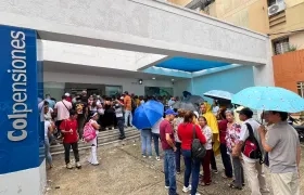 Muchos pensionados haciendo filas este lunes en Colpensiones de la calle 82. 