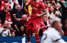Luis Díaz celebrando uno de sus goles en el partido.