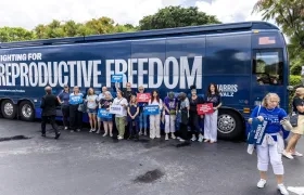Líderes locales y nacionales se reúnen durante el lanzamiento de la gira en autobús "La lucha por la libertad reproductiva" de Harris-Walz, en Boynton Beach, Florida.