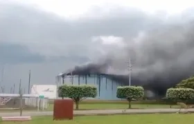 Tanque de almacenamiento incendiado. 