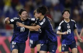 Manaka Matsukubo (izquierda) celebrando uno de sus goles.
