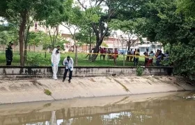 La Sijin de la Policía en el lugar donde fue encontrado el cuerpo. 