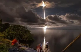 La misión Polaris Dawn despega en un cohete Falcon 9 de SpaceX desde el Complejo de Lanzamiento 39A del Centro Espacial Kennedy en Cabo Cañaveral, Florida.