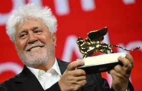 Pedro Almódovar sonríe al recibir el premio león de Oro. 