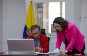 El Presidente Petro y la Ministra de Transporte, María Constanza García.