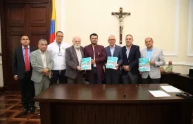 El Ministro de Salud, Guillermo Alfonso Jaramillo, radicando el proyecto de ley.