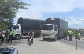 Camiones bloqueando la vía que conecta a Barranquilla con Palermo. 