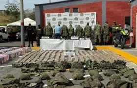 Personas capturadas junto al cargamento incautado. 