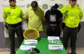 Autoridades junto a los capturados.