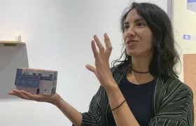 La artista colombiana Nathalia Lasso junto a su obra 'Recortable N.º 1', en el Centro Cultural García Márquez.
