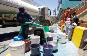 Ciudadanos guardan agua ante los racionamientos.