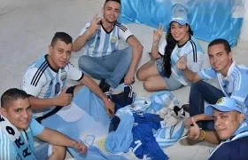 Jóvenes colombianos aficionados de la selección Argentina 
