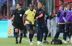 Enner Valencia festeja su gol con el técnico Sebastián Beccacece.
