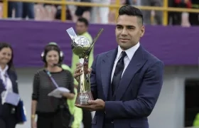 Falcao García exhibe el trofeo que será entregado al campeón del Mundial femenino sub-20. 