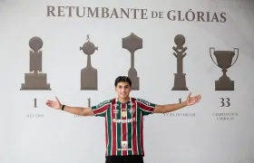 Gabriel Fuentes en el muro que resume los títulos logrados por Fluminense.