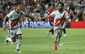 James Rodríguez felicita a Unai López, autor del tercer gol del Rayo Vallecano.