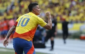 James Rodríguez celebra el primer gol de Colombia ante Argentina, tras una asistencia suya a Yerson Mosquera.