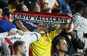 Camisetas de la Selección Colombia y caretas de James Rodríguez en el estadio de Vallecas.